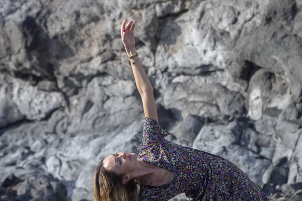 若い美しいバレリーナダンス ビーチで岩の上にポーズ — ストック写真