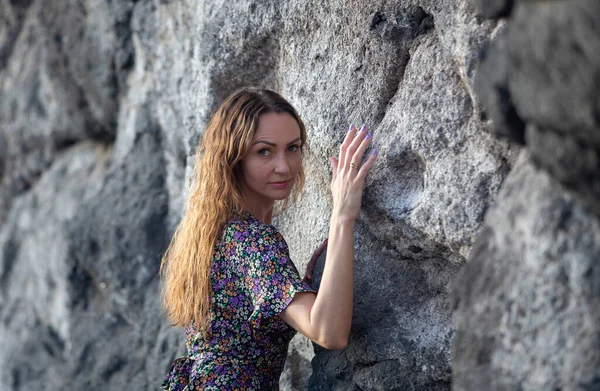 Young Beautiful Ballerina Dancing Posing Rock Beach — Stock Photo, Image