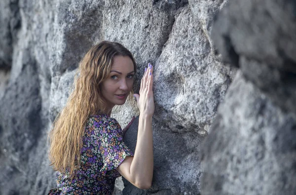 Young Beautiful Ballerina Dancing Posing Rock Beach — Stock Photo, Image