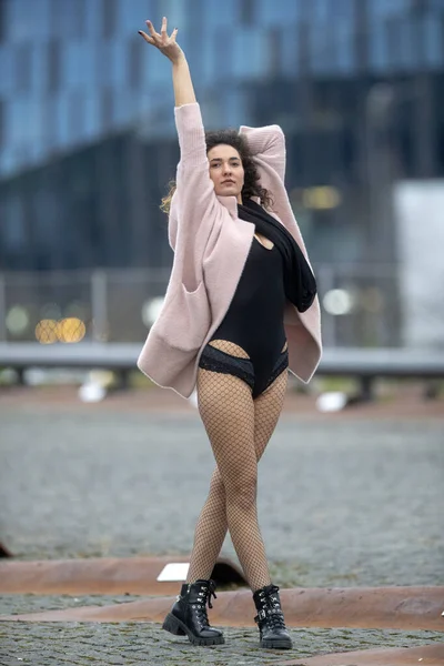 Uma Menina Com Pernas Longas Meias Meia Calça Moda Sapatos — Fotografia de Stock