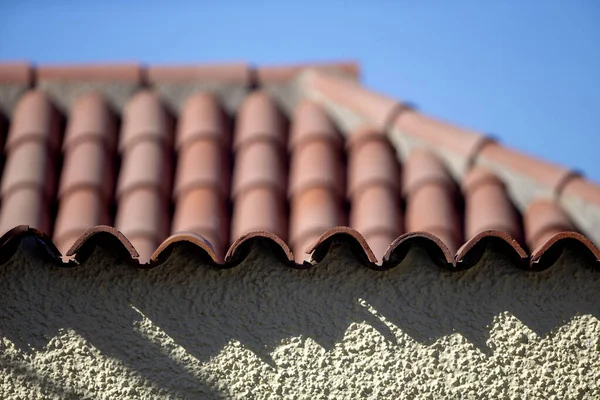 古い地中海の村からのタイルで作られた屋根の詳細 — ストック写真