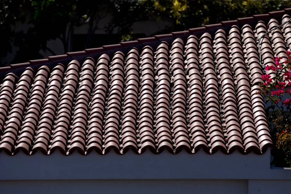屋顶的瓷砖是一个古老的地中海乡村所作的详细信息 — 图库照片