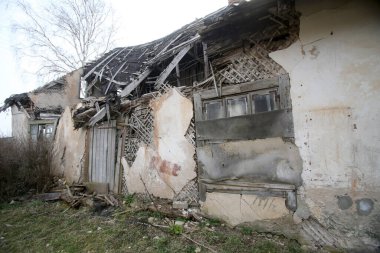 Litvanya köyünde terk edilmiş eski bir ev.