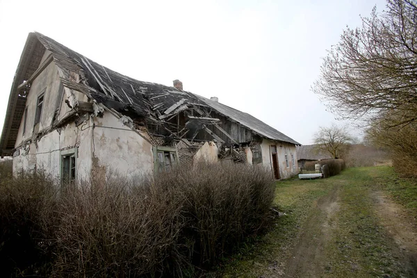 Litvanya Köyünde Terk Edilmiş Eski Bir — Stok fotoğraf
