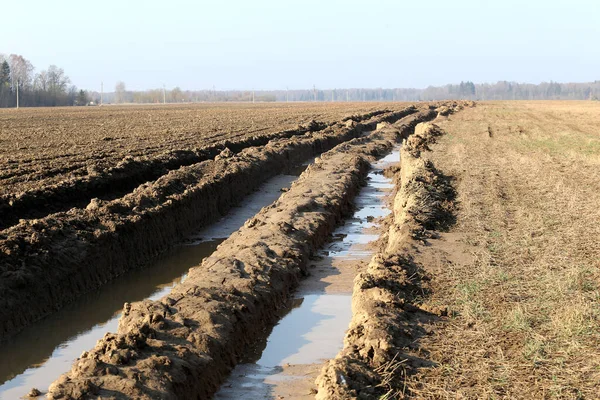 Rastreamentos Tractores Solo Molhado Campos Danificados Cultivados Pelos Agricultores — Fotografia de Stock