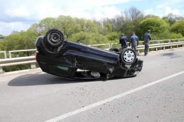 Araba bir köy yolunda devrildi. Güvenli olmayan hız. Kedainiai Bölgesi 05 03 2016