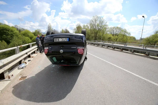 Samochód Przewrócił Się Wiejskiej Drodze Niebezpieczna Prędkość Rejon Kedainiai 2016 — Zdjęcie stockowe