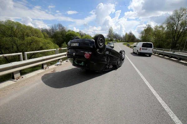 Araba bir köy yolunda devrildi. Güvenli olmayan hız. Kedainiai Bölgesi 05 03 2016