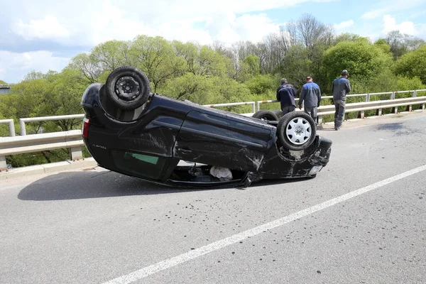 Araba bir köy yolunda devrildi. Güvenli olmayan hız. Kedainiai Bölgesi 05 03 2016