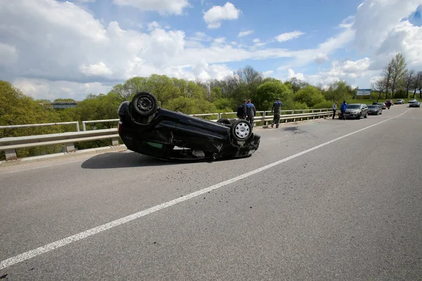 Araba bir köy yolunda devrildi. Güvenli olmayan hız. Kedainiai Bölgesi 05 03 2016