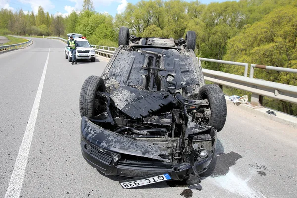 Araba bir köy yolunda devrildi. Güvenli olmayan hız. Kedainiai Bölgesi 05 03 2016