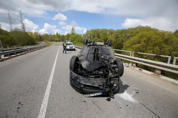 Araba bir köy yolunda devrildi. Güvenli olmayan hız. Kedainiai Bölgesi 05 03 2016