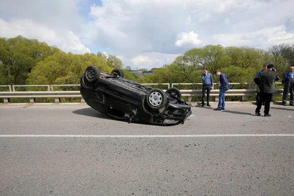 Araba bir köy yolunda devrildi. Güvenli olmayan hız. Kedainiai Bölgesi 05 03 2016