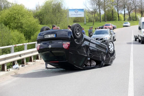 Araba bir köy yolunda devrildi. Güvenli olmayan hız. Kedainiai Bölgesi 05 03 2016