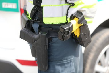 Glock tabancası ve elektrik şokuyla Litvanyalı polis memurlarının detayları