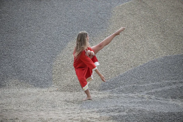 Kıvırcık Saçlı Güzel Kırmızı Bir Elbise Kum Tepeciğinin Arkasında Dans — Stok fotoğraf