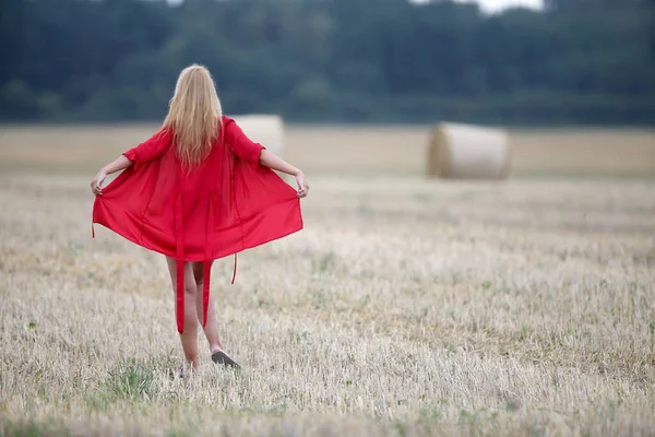 Una Donna Vestaglia Rossa Cammina Fuori — Foto Stock