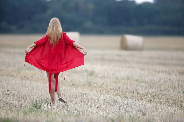 Uma Mulher Com Roupão Vermelho Caminha Para Fora — Fotografia de Stock
