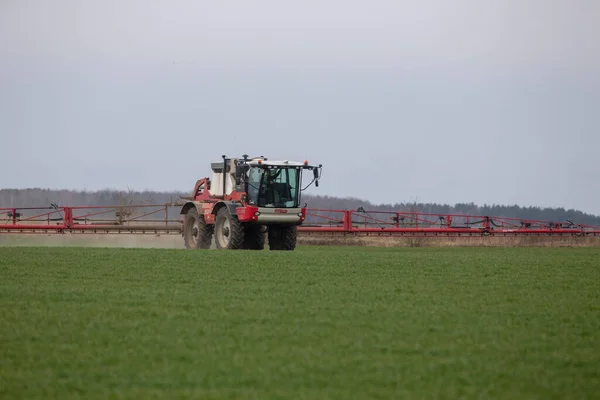 Tractor Con Ruedas Altas Está Haciendo Fertilizante Trigo Joven Uso —  Fotos de Stock