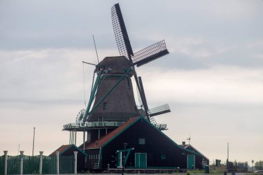 Zannse Schans, Hollanda 'da farklı ürünler üretmek için kullanılan yel değirmenleri.