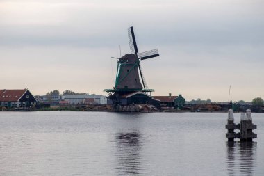 Zannse Schans, Hollanda 'da farklı ürünler üretmek için kullanılan yel değirmenleri.