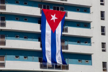 Rüzgarda savrulan Küba bayrağı