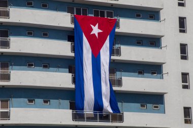 Rüzgarda savrulan Küba bayrağı