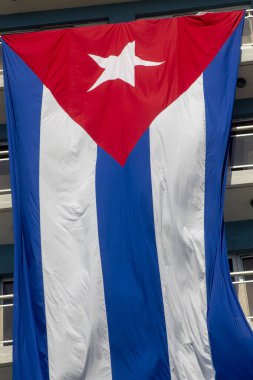 Rüzgarda savrulan Küba bayrağı