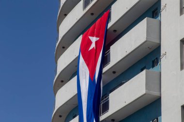 Rüzgarda savrulan Küba bayrağı