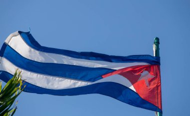 Rüzgarda savrulan Küba bayrağı