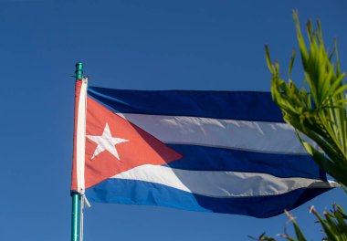 Rüzgarda savrulan Küba bayrağı