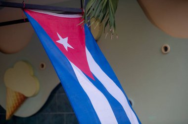 Rüzgarda savrulan Küba bayrağı