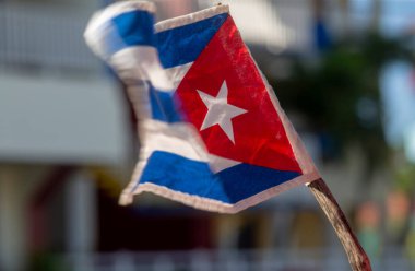 Rüzgarda savrulan Küba bayrağı