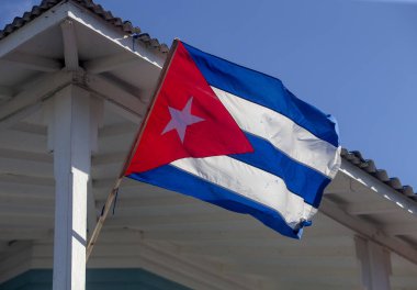 Rüzgarda savrulan Küba bayrağı