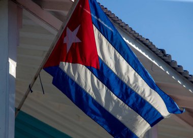 Rüzgarda savrulan Küba bayrağı