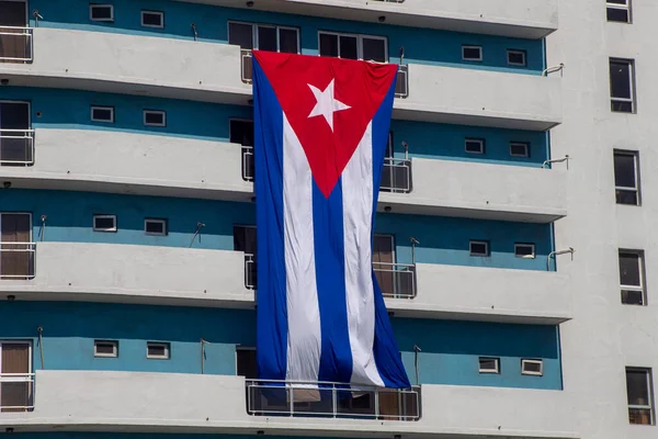 Rüzgarda savrulan Küba bayrağı