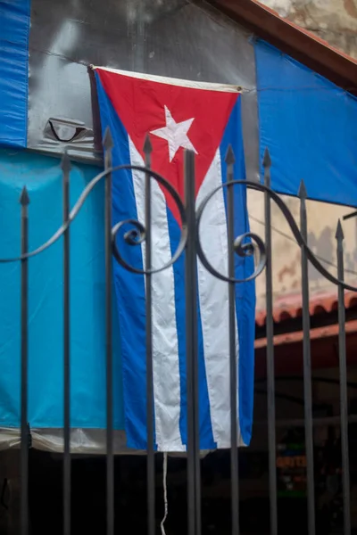 Rüzgarda savrulan Küba bayrağı