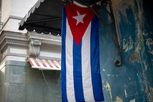 Rüzgarda savrulan Küba bayrağı