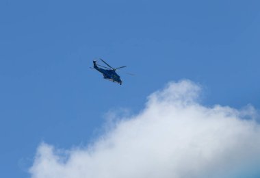 Mavi gökyüzü arkaplanına karşı helikopter silueti