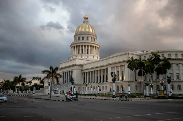 Havana 'daki Meclis Binası ve bitişik sokakları 905 2022