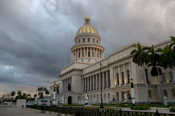 Havana 'daki Meclis Binası ve bitişik sokakları 905 2022