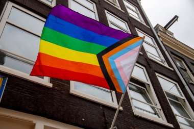 LGBT gururunu temsil eden gökkuşağı bayrakları Amsterdam 'da ev cephesine monte edildi