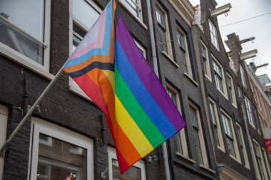 LGBT gururunu temsil eden gökkuşağı bayrakları Amsterdam 'da ev cephesine monte edildi