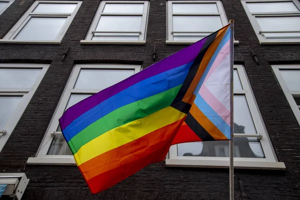 Banderas Arco Iris Que Representan Orgullo Lgbt Montadas Fachada Casa — Foto de Stock