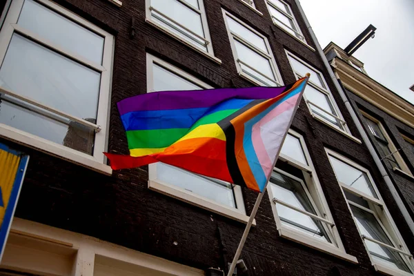 阿姆斯特丹 象征男女同性恋 双性恋和变性者自豪的彩虹旗挂在房屋正面 — 图库照片