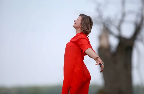 Uma Bela Jovem Mulher Vestido Vermelho Posa Campo — Fotografia de Stock