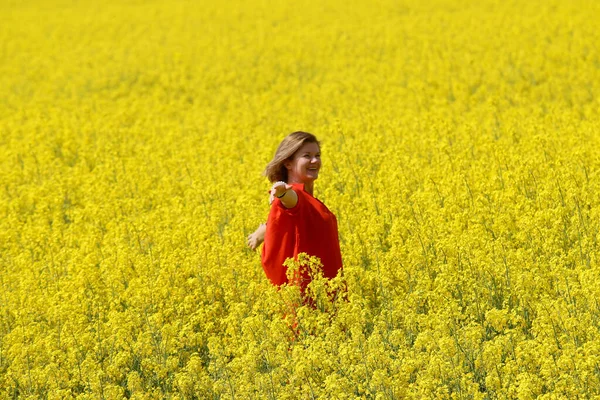 Une Jeune Femme Heureuse Robe Rouge Profite Été Dans Champ — Photo