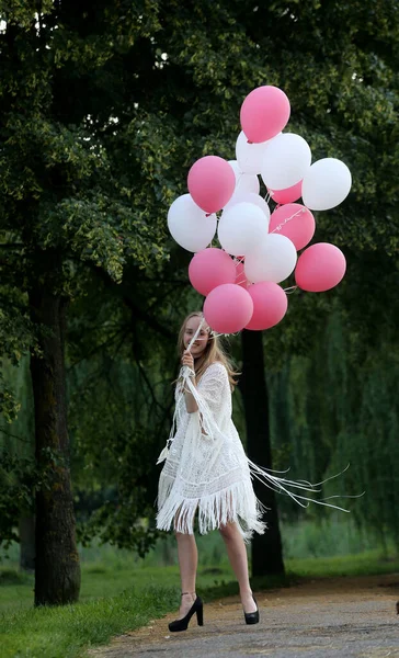 Uma Jovem Menina Bonita Segura Monte Balões Coloridos — Fotografia de Stock