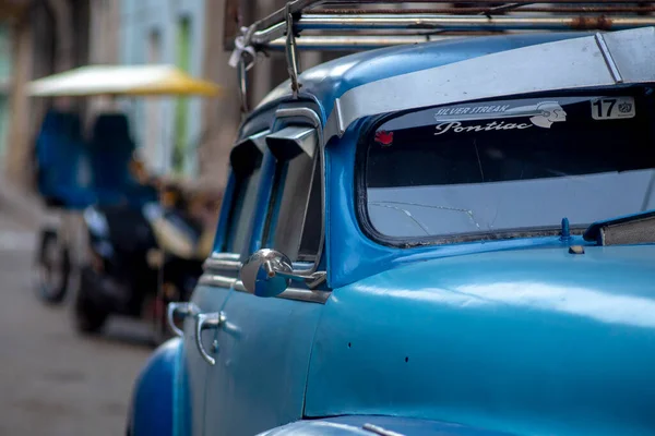 街の通りにレトロな車の詳細 カブにアメリカ車 — ストック写真