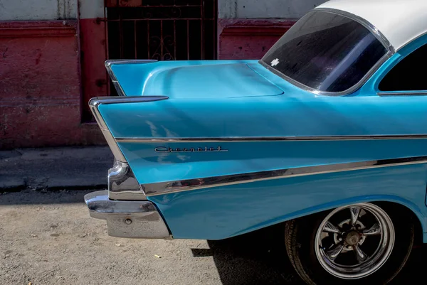 街の通りにレトロな車の詳細 カブにアメリカ車 — ストック写真
